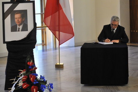 Milan Štěch podepisuje kondolenční listinu