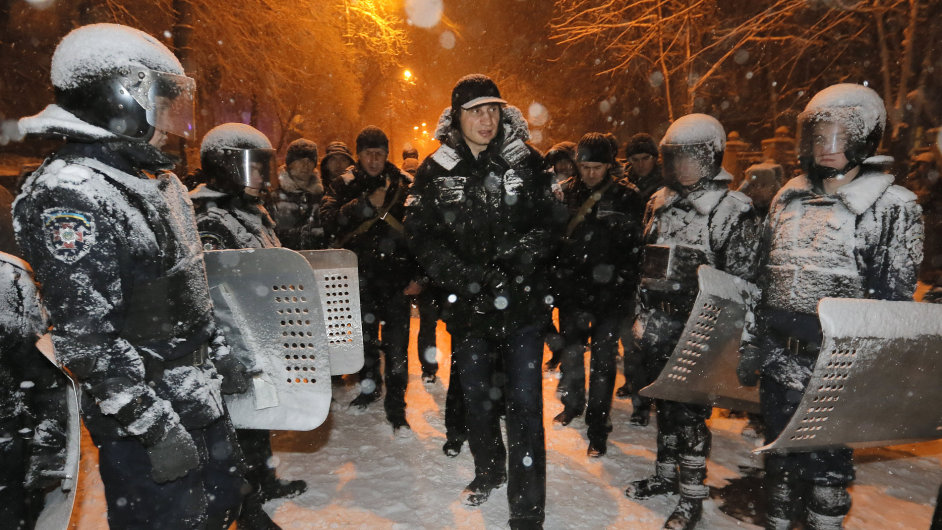 Vdce opozinho hnut UDAR Vitalij Kliko mezi policisty v centru Kyjeva
