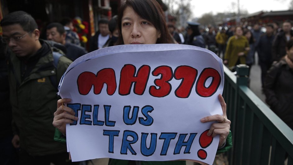 Pozstal i po roce od zmizen letu MH370 chtj vdt, co se stalo s jejich pbuznmi.