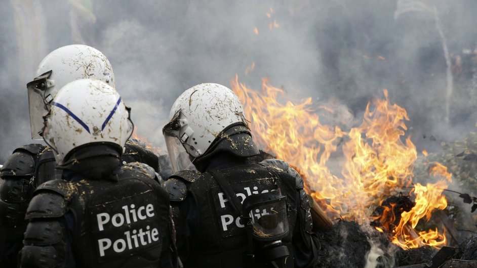 Belgick policie zasahuje proti zemdlcm, kte demonstruj v Bruselu ped sdlem Evropsk komise.