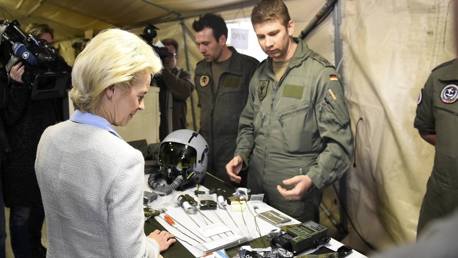 Nmeck ministryn obrany Ursula von der Leyenov pi prohldce vstroje nmeckch pilot na zkladn v Turecku.