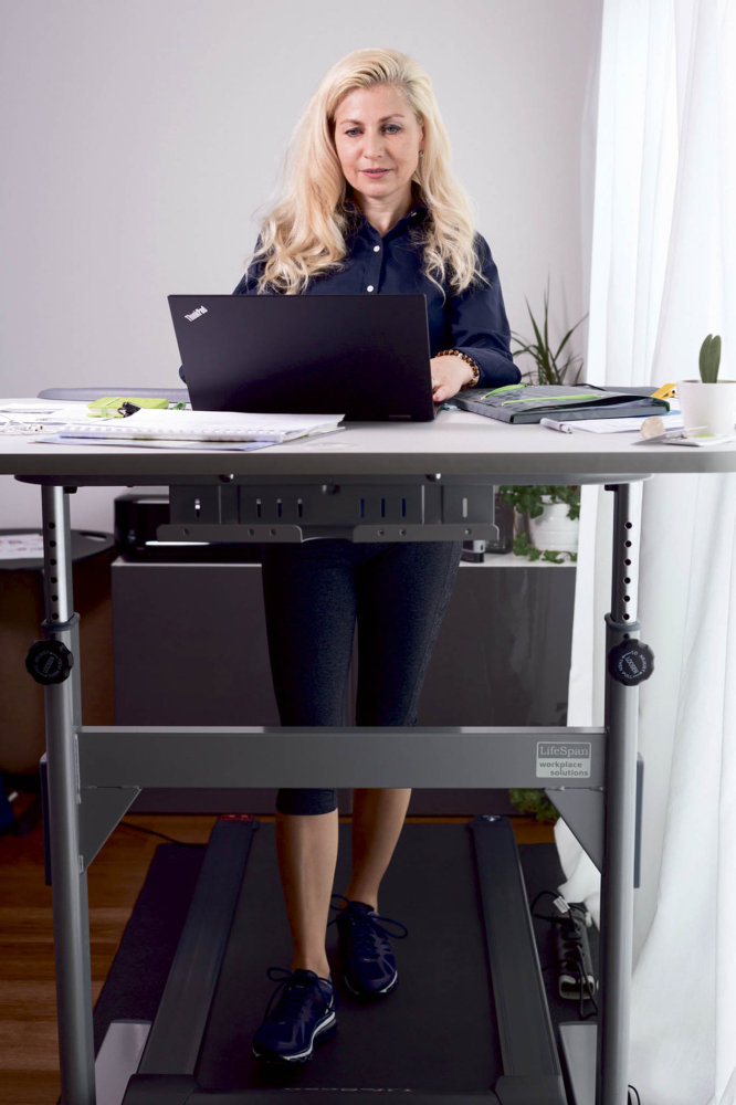 Pracovat za chůze? Brněnská podnikatelka Alena Horáčková má doma přístroj, který to umožňuje. Pracovat za chůze? Brněnská podnikatelka Alena Horáčková má doma přístroj, který to umožňuje.