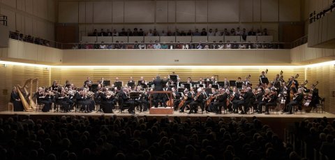 Snímek z vystoupení Cleveland Orchestra s dirigentem Franzem Welserem-Möstem a sopranistkou Ľubou Orgonášovou.