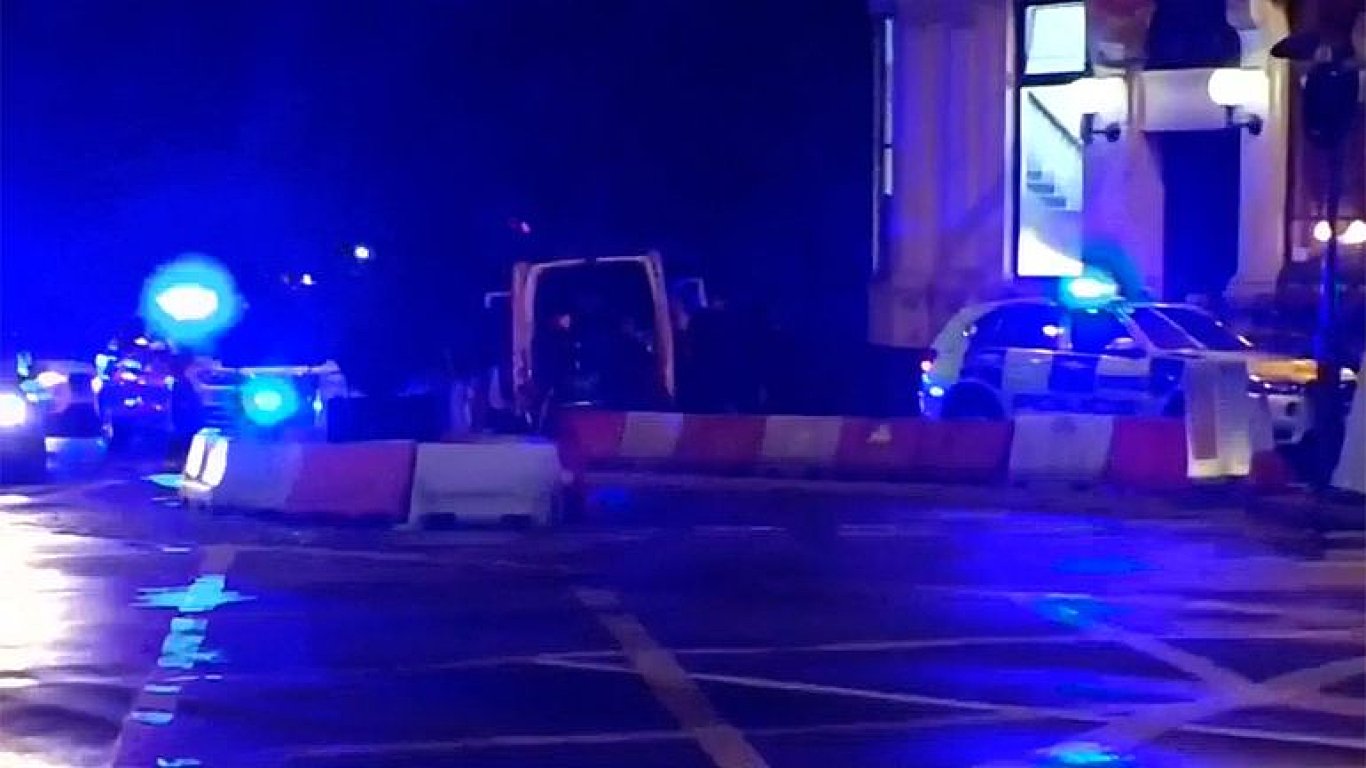 Policie uzavr okol Londnskho mostu krtce pot, co zde najelo auto do lid