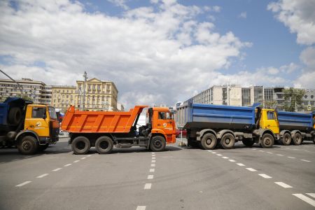 Tverskou ulici, do kter chtl Navalnyj pesmrovat demonstraci, zablokovaly ady nkladnmi vozy.