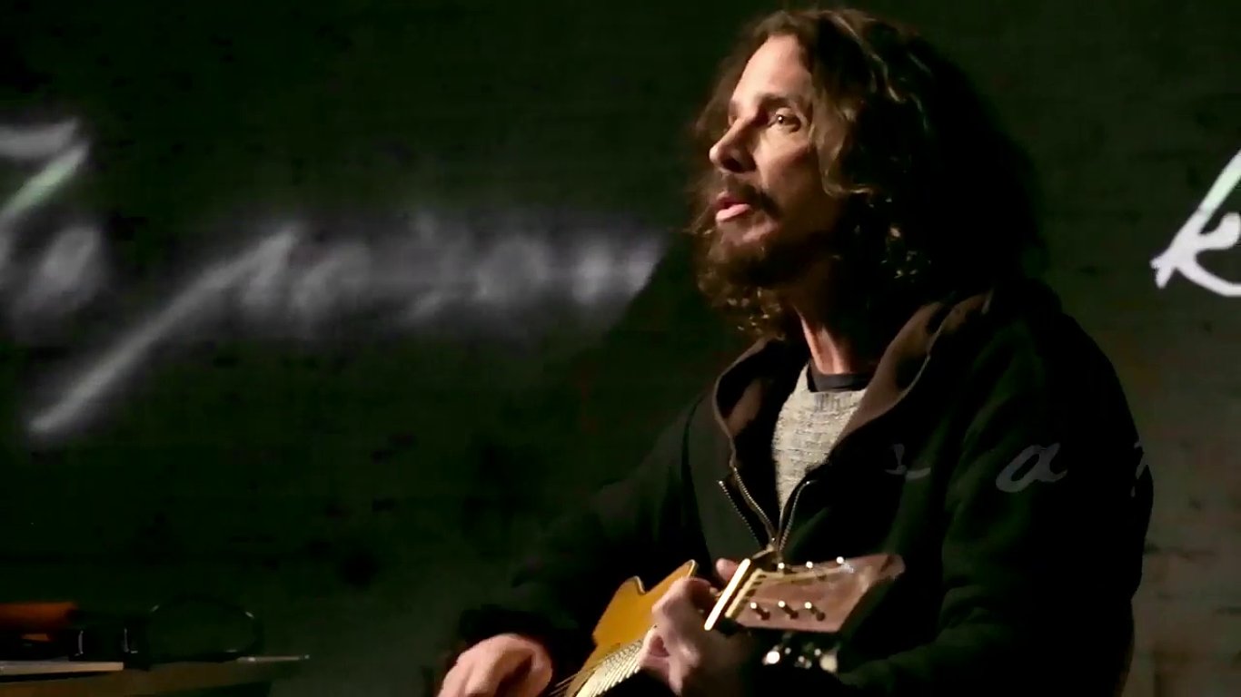 Snmek z videoklipu Chrise Cornella.