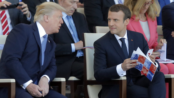 Právě teď Macron a Trump na hlavním pařížském bulváru Champs-Élysées společně sledují velkou vojenskou přehlídku.