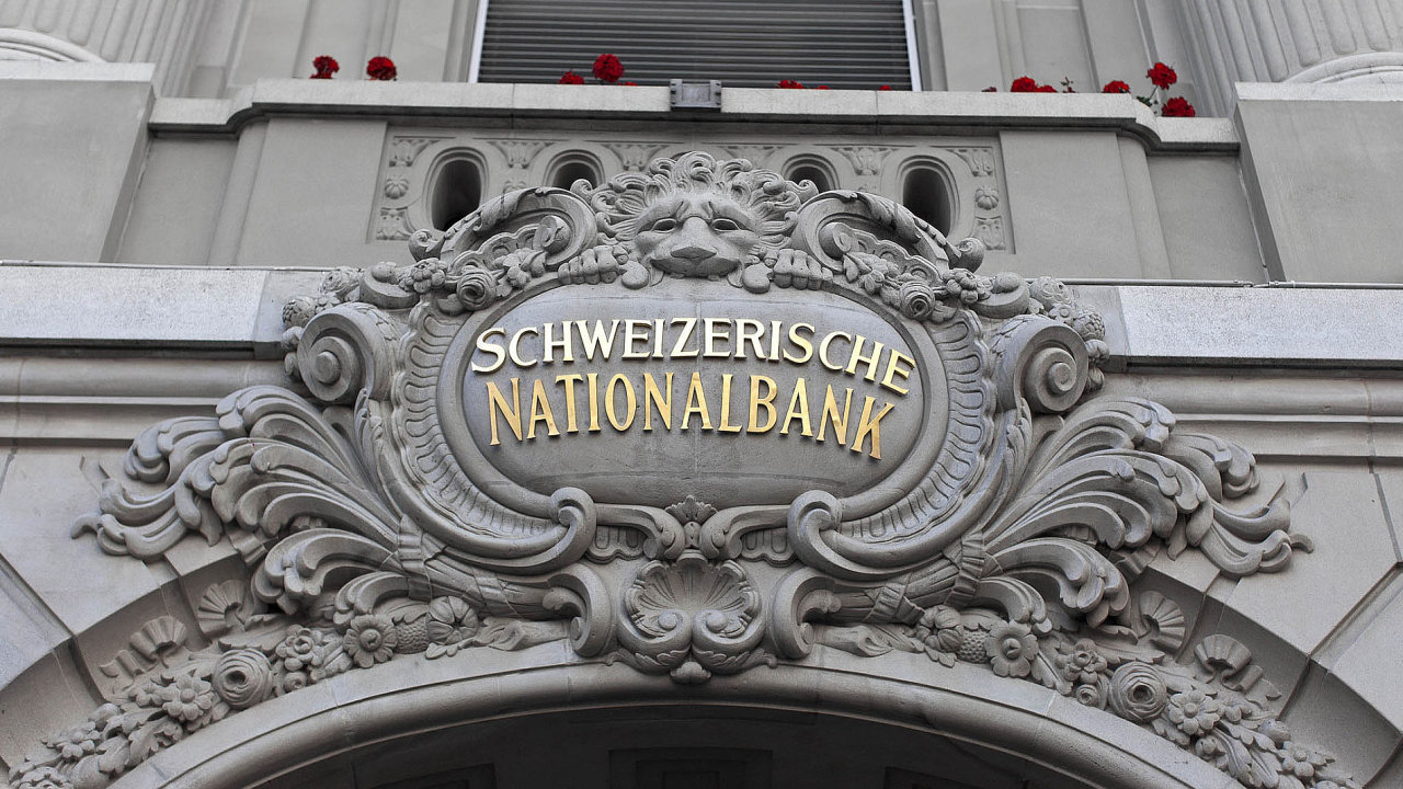 Švýcarská centrální banka nechala kurz poprvé volnì plavat a frank mohutnì posílil.