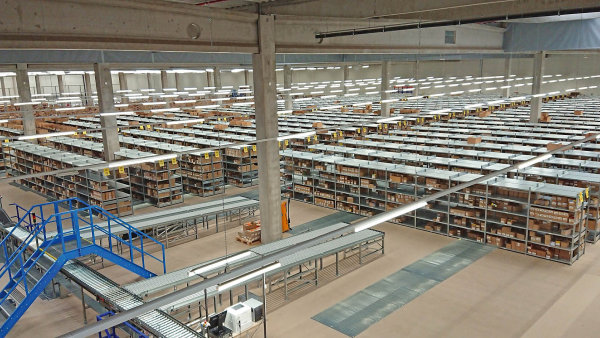 Středoevropské distribuční centrum o rozloze více než 40 tisíc metrů čtverečních otevřela v Nýřanech u Plzně společnost Sony DADC.