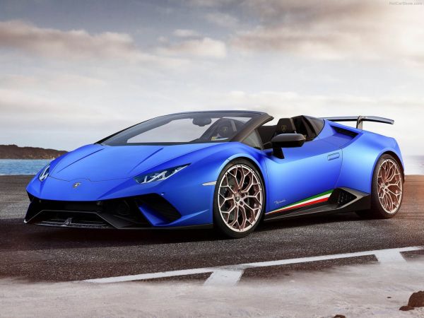 Lamborghini Hurac&aacute;n Performante Spyder: Italsk&yacute; supersport se do�kal je&scaron;t� ost�ej&scaron;&iacute;ho proveden&iacute; Performante s leh�&iacute; konstrukc&iacute;.