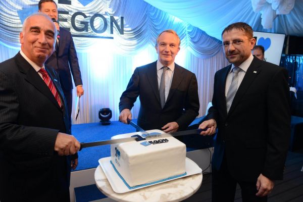 Na sn&iacute;mku jsou z&aacute;stupci poji&scaron;�ovny Aegon. Zleva: G&aacute;bor Kepecs (&scaron;&eacute;f pro st�edn&iacute; a v&yacute;chodn&iacute; Evropu), Alex Wynaendts (gener&aacute;ln&iacute; �editel spole�nosti) a Ji�&iacute; Schneller (gener&aacute;ln&iacute; �editel pro �esko).