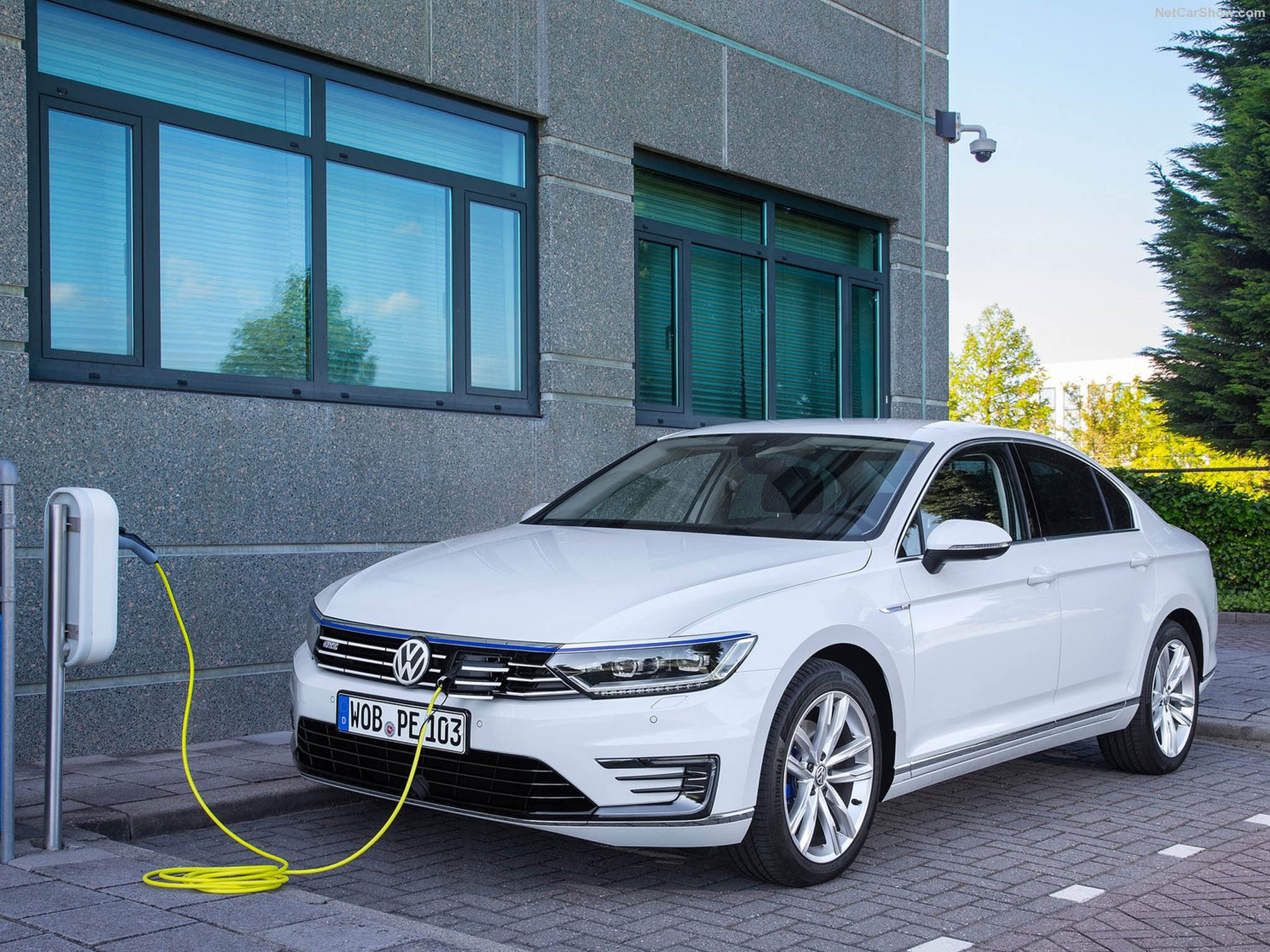 Hybridů do zásuvky je na českém trhu stále více. Volkswagen Passat GTE přinesl tuto technologii do třídy manažerských vozů. Vyjde zhruba na 1 150 000 korun, aktuálně se ale vyprodávají skladové vozy. (Foto: Volkswagen) jarvis_5b88fcec498e5af97a3d00c7.jpeg