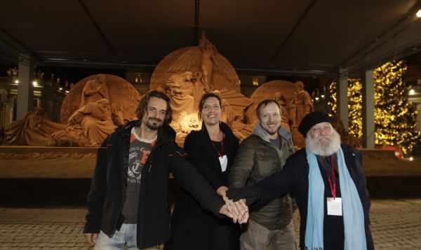 Ve Vatik&aacute;nu odhalili ob�&iacute; v&aacute;no�n&iacute; sochy z p&iacute;sku. Zleva: Radovan �ivn&yacute;, Susanne Ruslerov&aacute;, Ilja Filimoncev a Rich Varano.