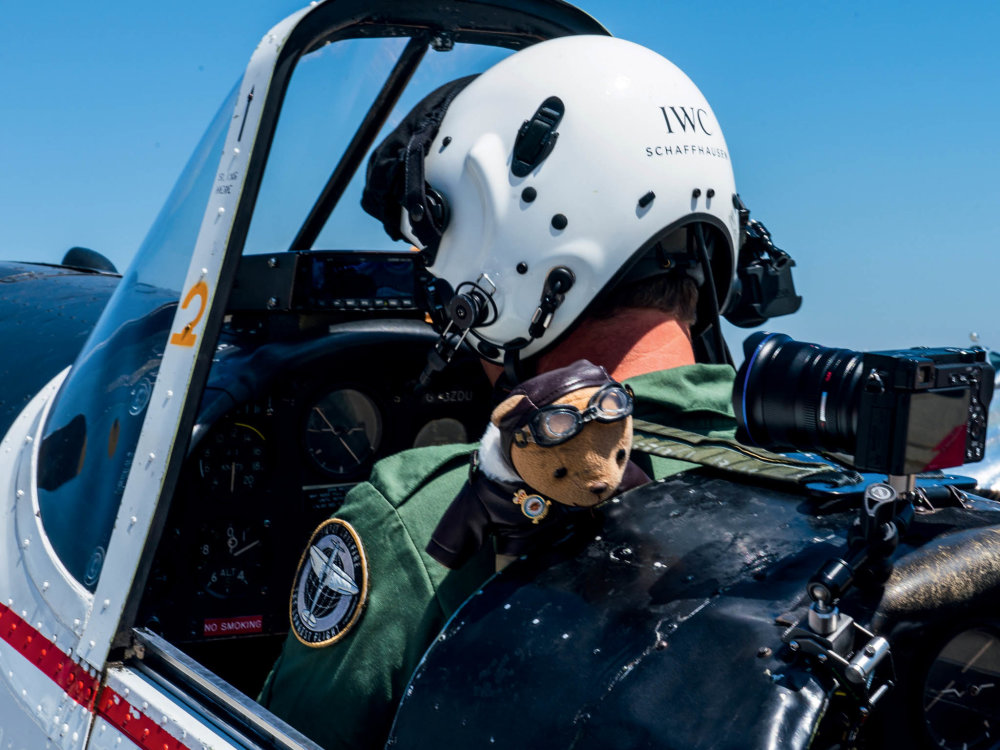 Piloti stříbrného Spitfiru strávili ve vzduchu čtyři měsíce. Viděli pod sebou města, poušť i zmrzlé Grónsko, než se 5. prosince vrátili domů. Matt Jones a Steve Brooks jako první obletěli se stařičkou stíhačkou svět.