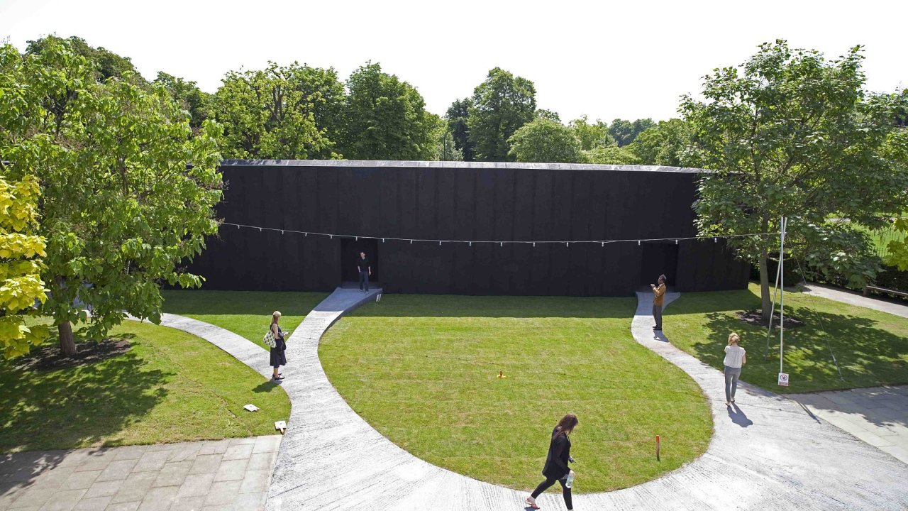 Leton letn pavilon galerie Serpentine navrhl vcarsk architekt Peter Zumthorn.