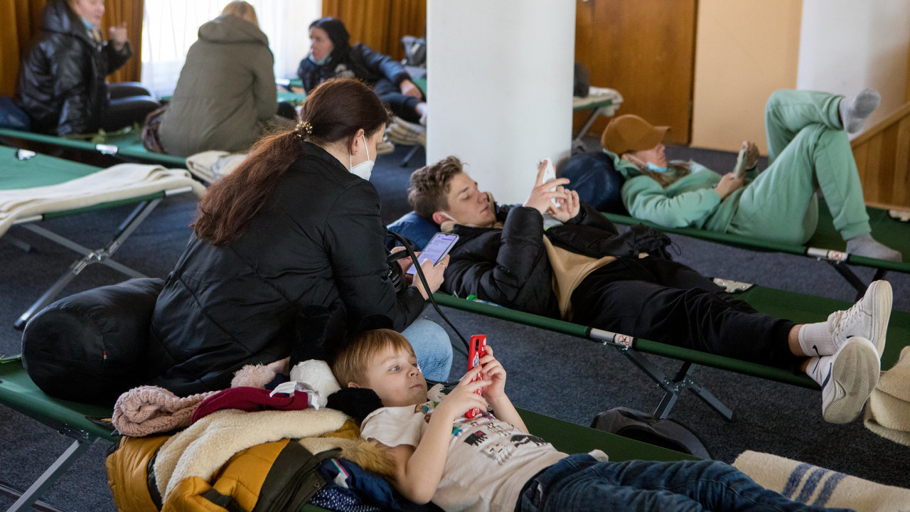 Novì otevøené asistenèní centrum pro ukrajinské uprchlíky v Pøíbrami muselo po necelých tøech hodinách provozu zastavit pøíjem dalších žadatelù.