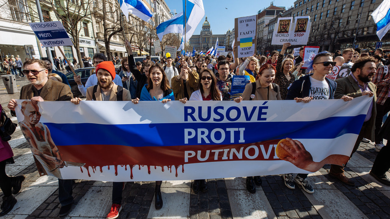 Rusov v Praze demonstrovali proti vlce na Ukrajin a proti ruskmu prezidentovi Vladimiru Putinovi.