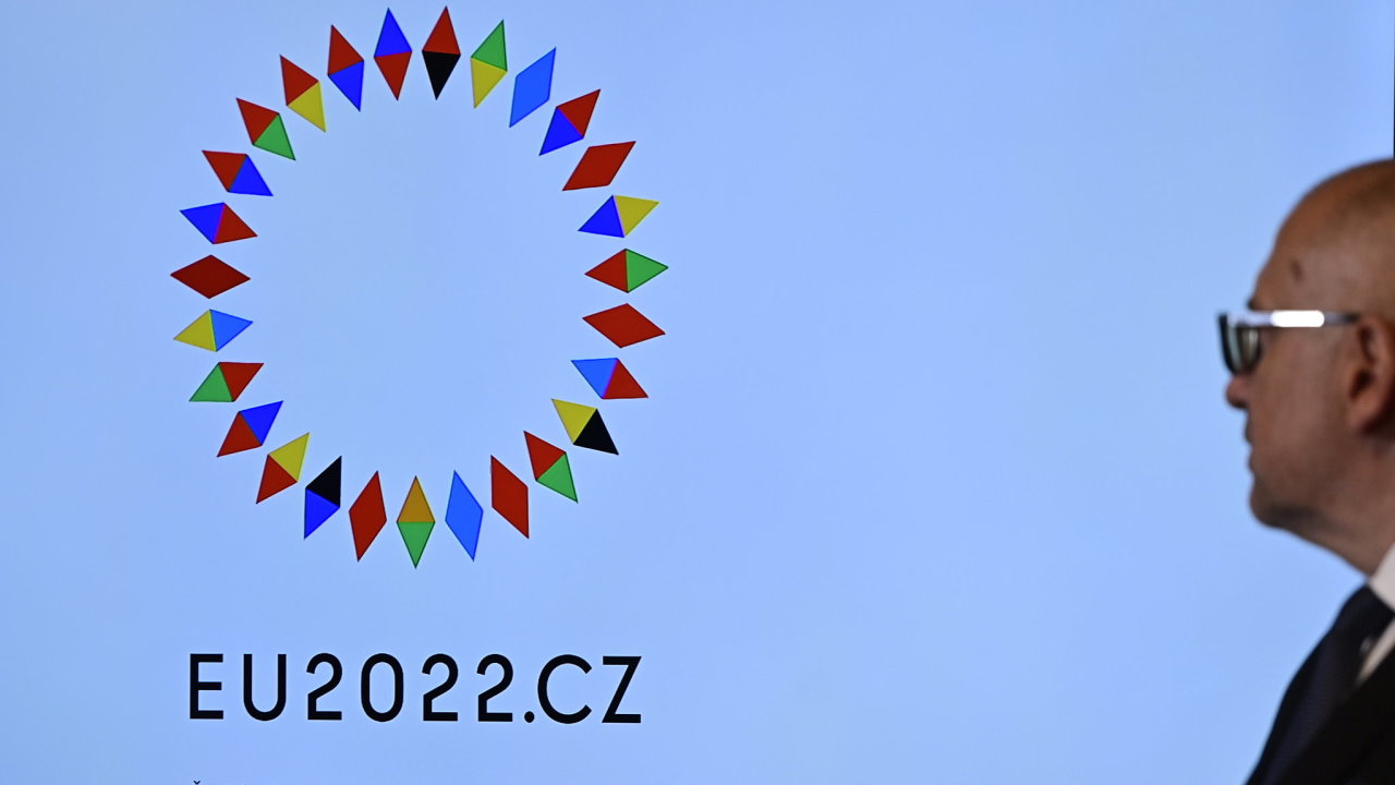 Logo eskho pedsednictv EU tvo 27 rznobarevnch stelek kompas uspodanch do kruhu. Symbol naznauje, e esko bude navigovat smovn Evropy.