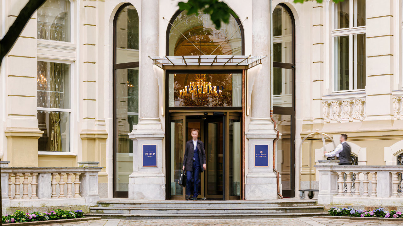 Grandhotel Pupp patøí mezi nejvìtší èeské hotely. Jeho podlahová plocha je 36 tisíc metrù ètvereèních a nabízí ubytování v 228 pokojích.
