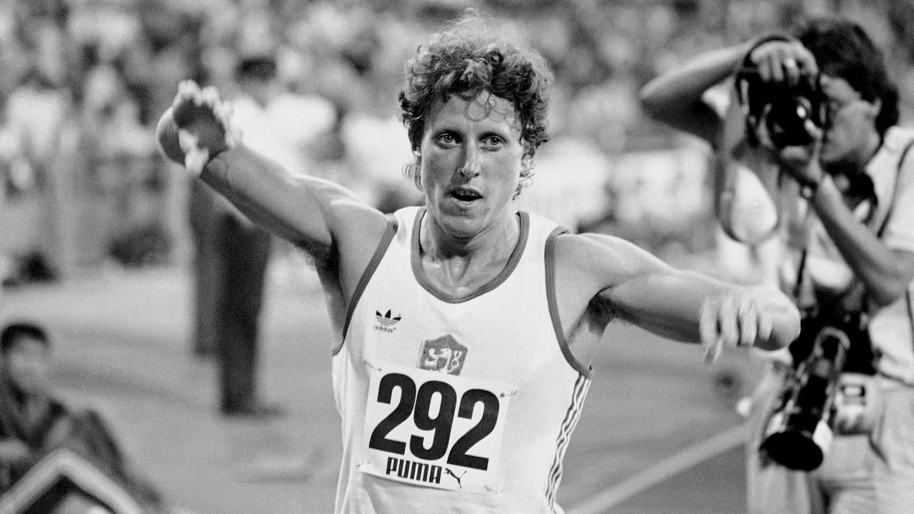 eskoslovensk reprezentantka Jarmila Kratochvlov pot, co vyhrla zvod en na 800 metr v novm svtovm rekordu 1 minuta a 53,28 sekundy v Mnichov 26. ervence 1983.