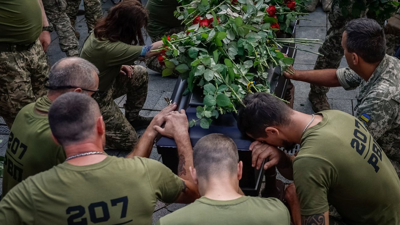 Ukrajint vojci se na pohbu lou s padlm spolubojovnkem.