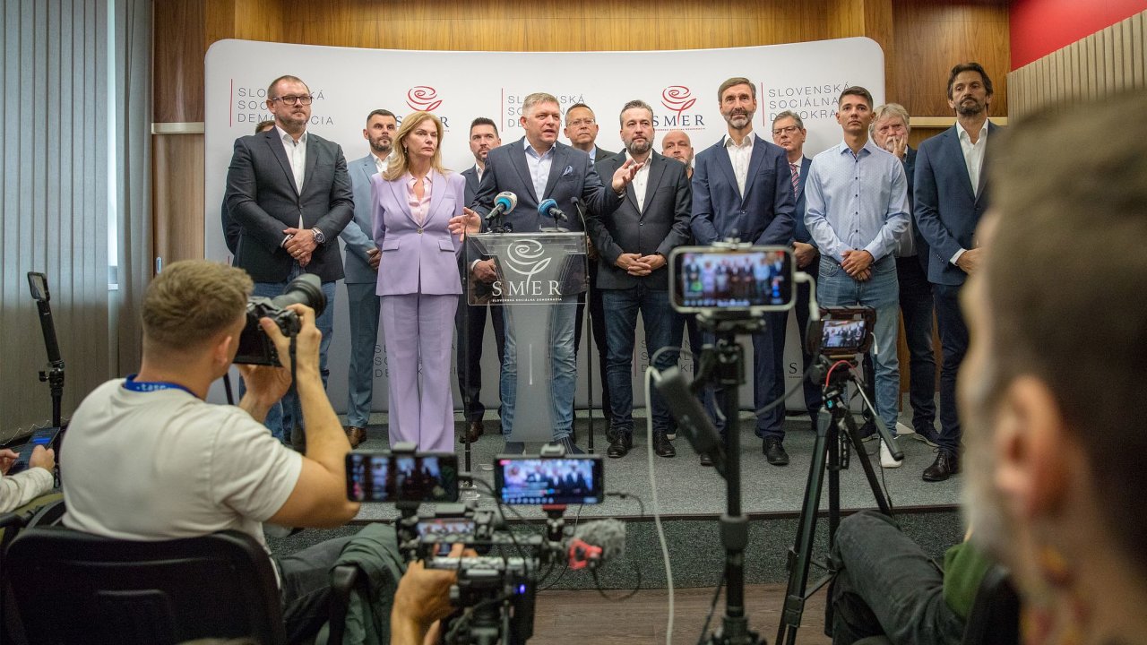 Robert Fico, pedseda strany Smr-SD, se stal vtzem slovenskch parlamentnch voleb 2023.