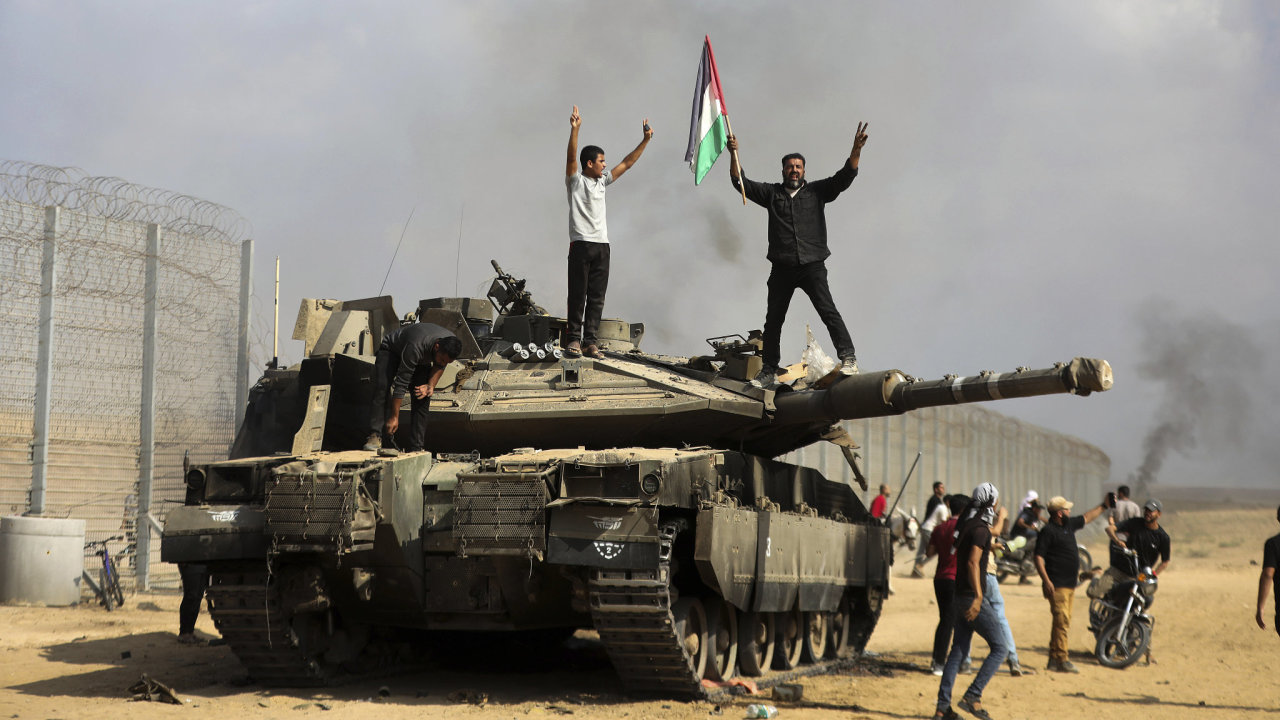 Palestinci u znièeného izraelského tanku