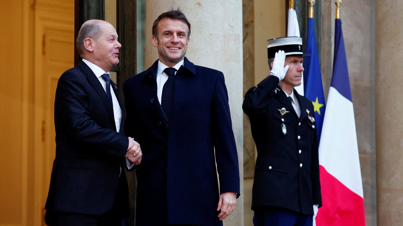 Na veejnosti smvy, jinak spory. Nmeck kancl Olaf Scholz a francouzsk prezident Emmanuel Macron.