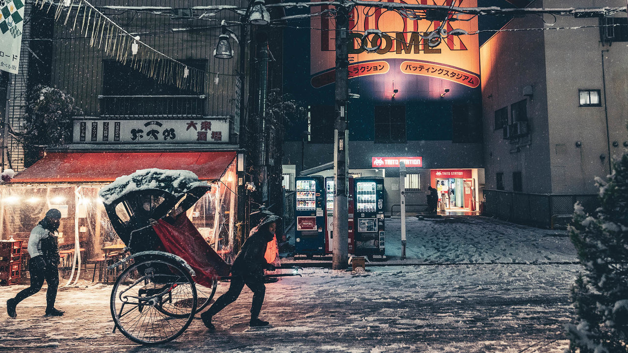 Doprovodn snmky zeivota vJaponsku podil polsk fotograf Maciej Komorowski, kter ije dlouhodob vTokiu.