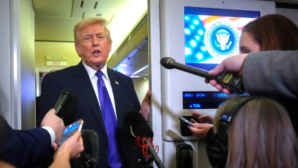 Trump si chválí rozhovory o Ukrajině, i když ani po roce nesplnil slib válku ukončit. Oznámil i další rozhovory s Íránem