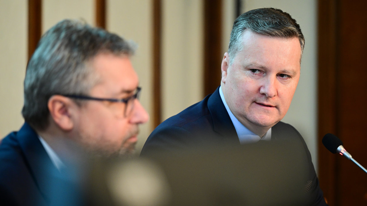 Ministr zem�d�lstv� Martin �ebesty�n (vlevo) a potravinov� ombudsman Jind�ich Fialka p�i p�edstaven� nov� funkce.