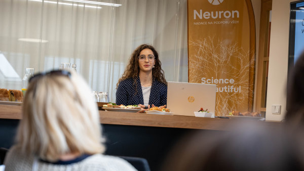 Klesá počet doktorandů, mladí se bojí jít do vědy. Nová kampaň to chce změnit