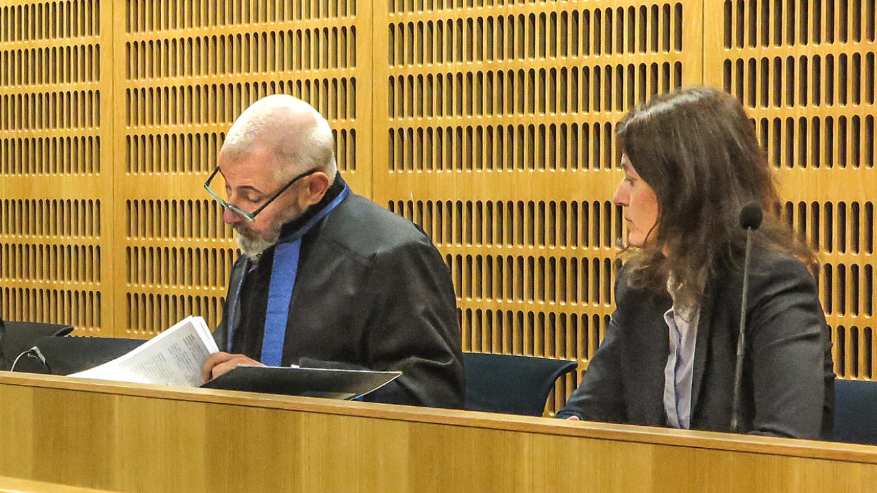 Trojice policistů čelí stíhání za to, že odmítli přijmout obvinění znásilněné...