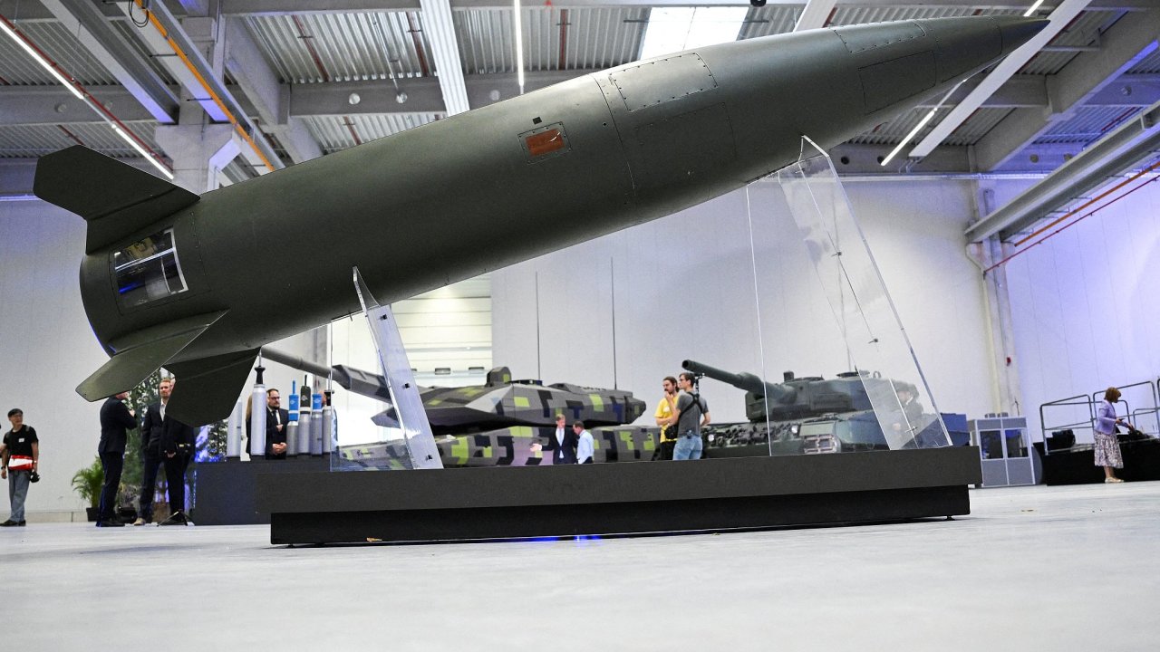 Uk�zka syst�mu ATACMS b�hem otev�en� nov�ho z�vodu zbrojovky Rheinmetall v...