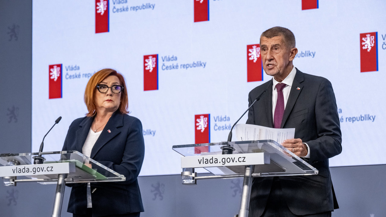 Alena Schillerová a Andrej Babiš na tiskové konferenci vlády