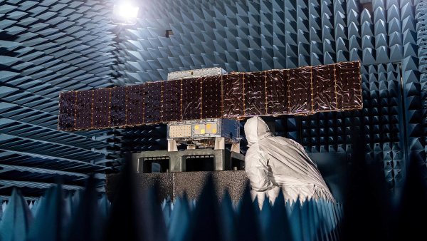 Satelit Eycore-1 s nov�m SAR p�ed vypu�t�n�m na ob�nou dr�hu. Polsk� firma...