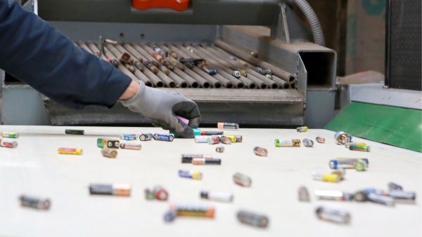 Rusko, třídění baterií z domácností v recyklačním závodě Megapolisresurs,...