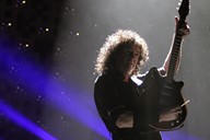 Kytarista britské hudební skupiny Queen Brian May pøi koncertu 31. øíjna v Praze.