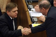 Premir Robert Fico a jeho koalin partner Vladimr Meiar si blahopej pot, co slovenskm parlamentem prola zmna obanskho zkonku