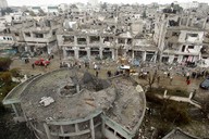 Palestinci si prohlej znien budovy po izraelskch nletech v Rafahu
