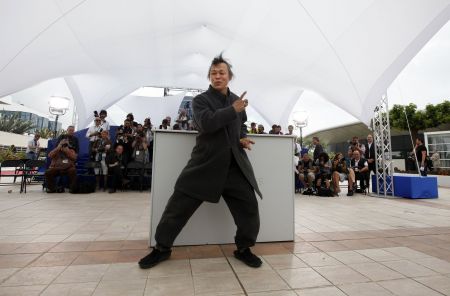 Kim Ki-duk pzuje v Cannes fotografm / Foto: Reuters