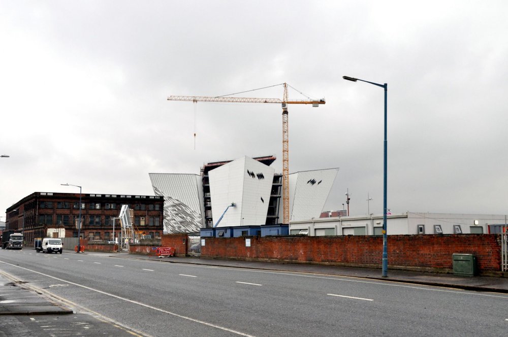 V Belfastu staví Titanic Quater Budova muzea má tvar pětiúhelníku, to má připomínat hvězdu ze znaku společnosti White Star Lines, které Titanic patřil. Jednotlivé cípy budovy jsou tvarovány jako lodní kýl.