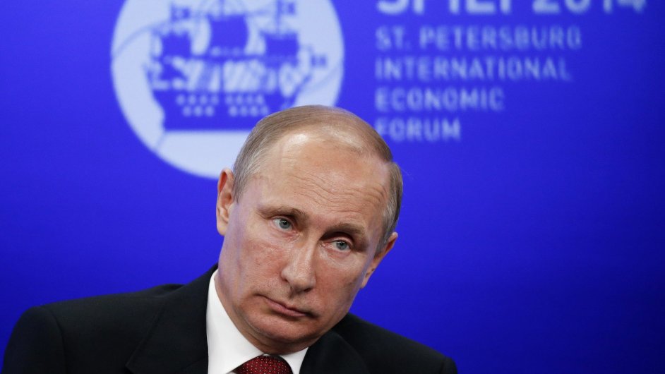 Vladimir Putin vystoupil na hospodskm fru v Petrohradu.