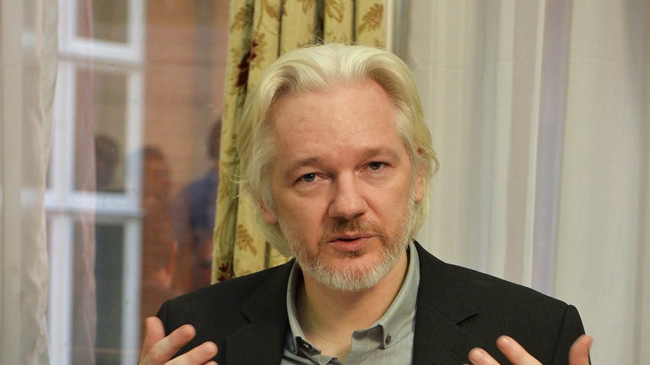 Mezinrodn zatyka na Juliana Assange je platn. f WikiLeaks nadle zstv na ekvdorsk ambasd v Londn.