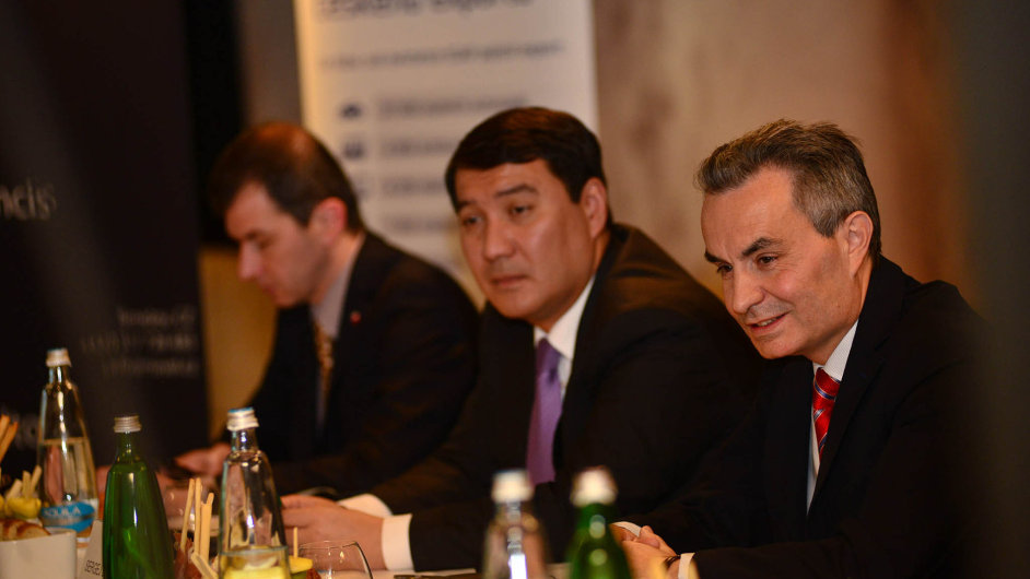 Zprava: Sergej Stupar (obchodn rada Ruska v esku), Serzhan Abdykarimov (velvyslanec Kazachstnu) a modertor Diplomatick sndan Jakub elezn.