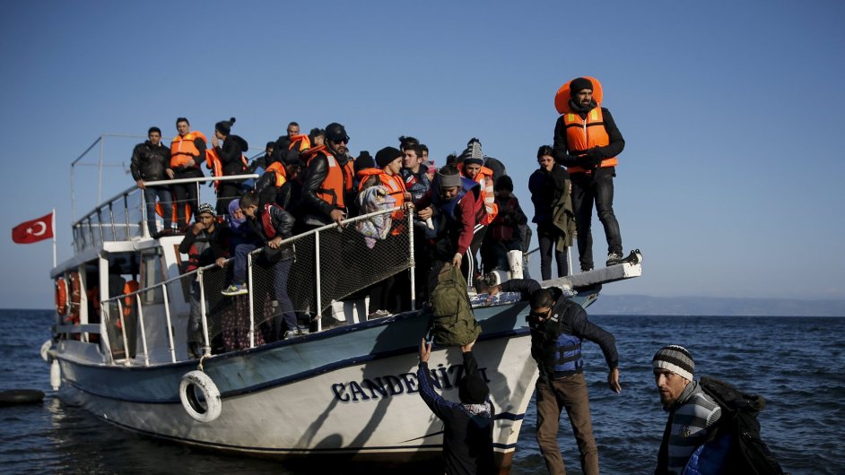 Lo s uprchlky prv dorazila k pobe eckho ostrova Lesbos.