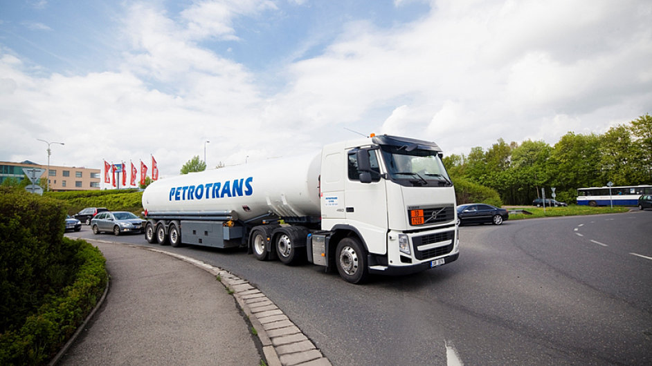Unipetrol prod svou firmu Petrotrans, kter pat mezi nejvt tuzemsk dopravce pohonnch hmot.