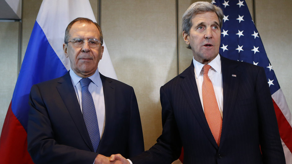 f rusk diplomacie Sergej Lavrov a americk ministr zahrani John Kerry na mrovm jednn v Mnichov.
