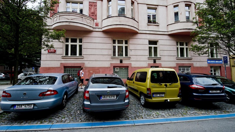 V Praze 5 a 6 od stedy 24. srpna plat parkovac zny.