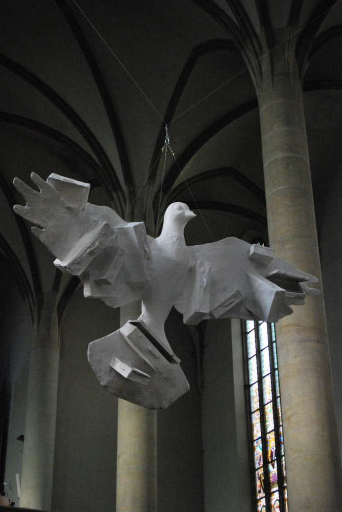 Holubice smíření (2016, 240 × 180 × 50 cm, kov, papír, kufry)
